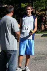 Talks about hte course with a spectator